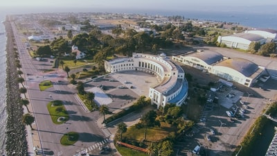 航空摄影的白色建筑在白天
